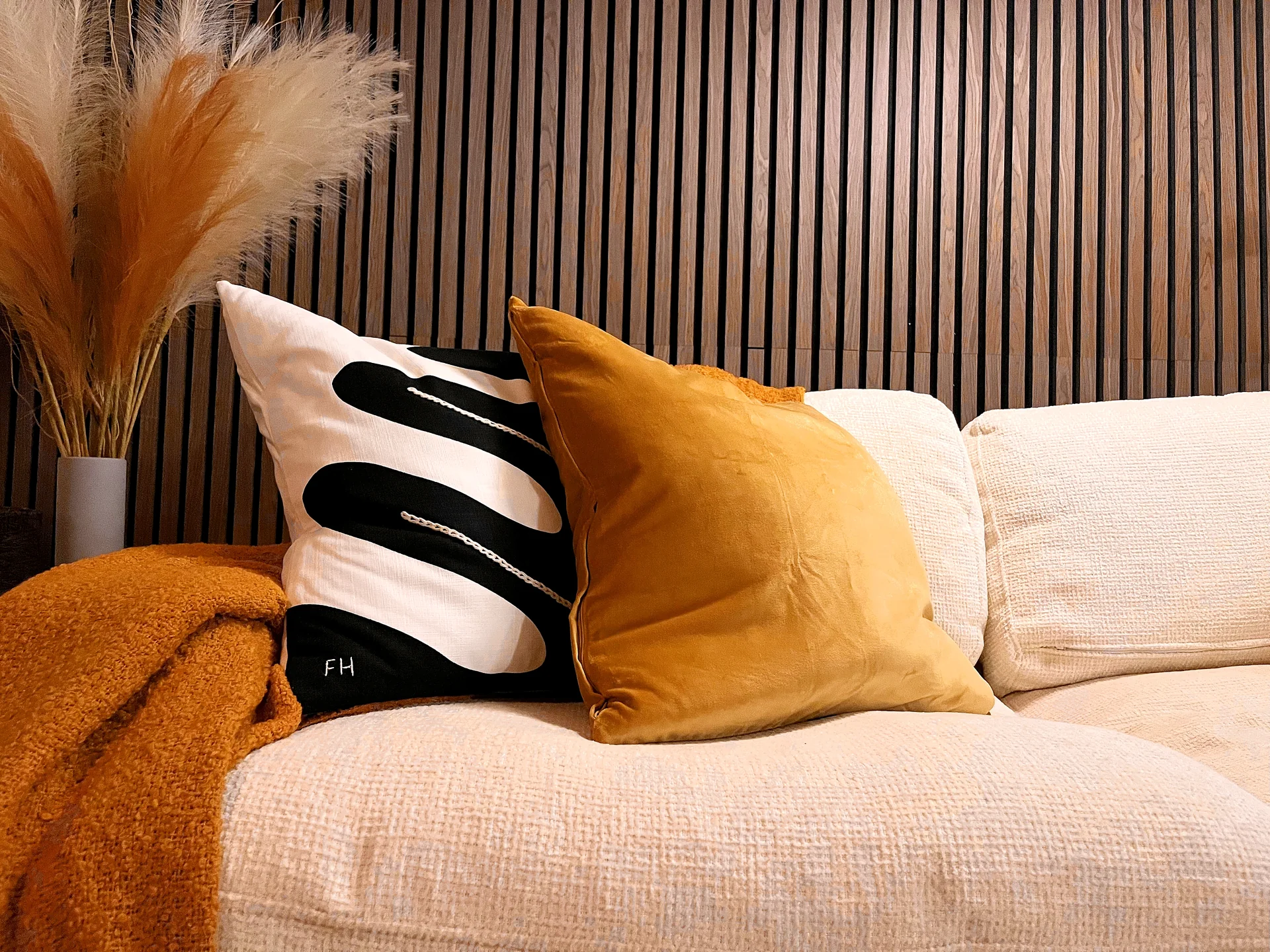 白×木×黒の一人暮らし部屋にIKEAサネーラ(黄色)クッションを置いた様子